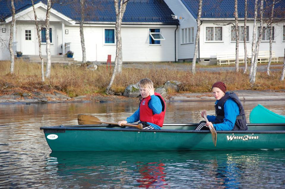 Personer i kayak på vann