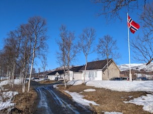 Leirsted med norsk flagg