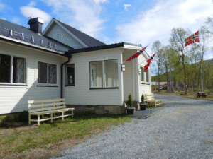 Leirsted hoverdinngang med flagg